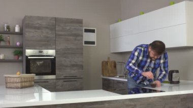 Sabah kahve hazırlama ve kahve, ağır çekim, modern mutfak canlandırıcı bir yudum alarak sakallı şişman adam