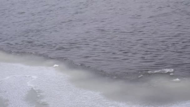 冬天融化的河流与冰片, 特写镜头, 水 — 图库视频影像