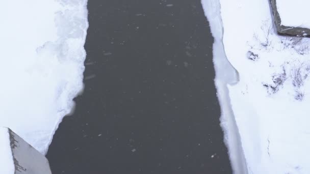 Kış donmuş nehir adet buz float, yukarıdan görüntüleyin — Stok video