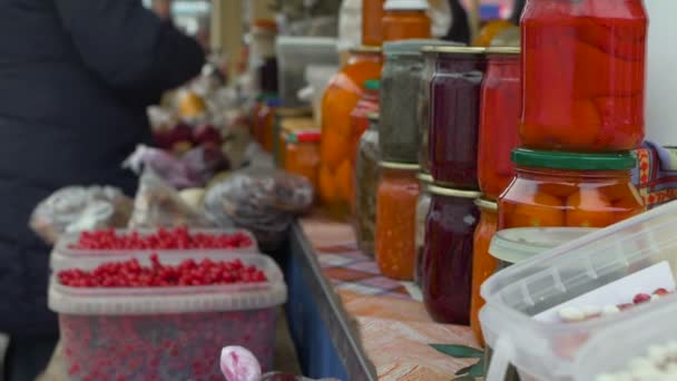 Zelfgemaakte ingeblikt voedsel in glazen potten of banken op straat of boerderij markt — Stockvideo