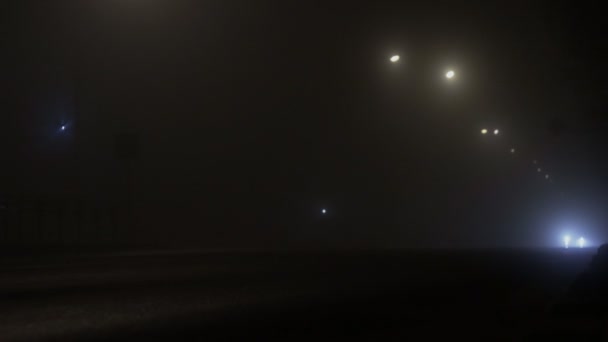 Dålig sikt på vägbanan eller motorvägen på grund av eller dimma på natten, dåligt väder för snabb körning med strålkastare — Stockvideo