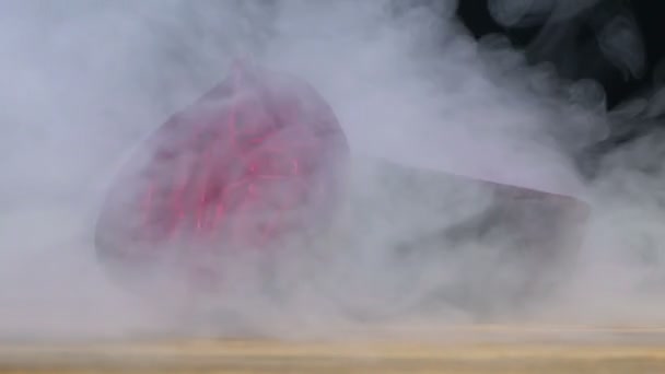 Буряковий садовий буряк, підірваний димом або парою з боку в повільному темпі, вкритий — стокове відео