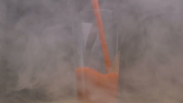 100 přírodní rajčatová šťáva se nalije do předení skla v kouři, — Stock video