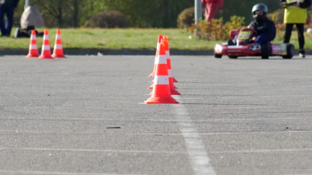 Bobrujsk, Białoruś - 21 października 2018: Konkursy na karting wśród młodych mężczyzn przez czas, wyścigi kartingowe, 4k — Wideo stockowe