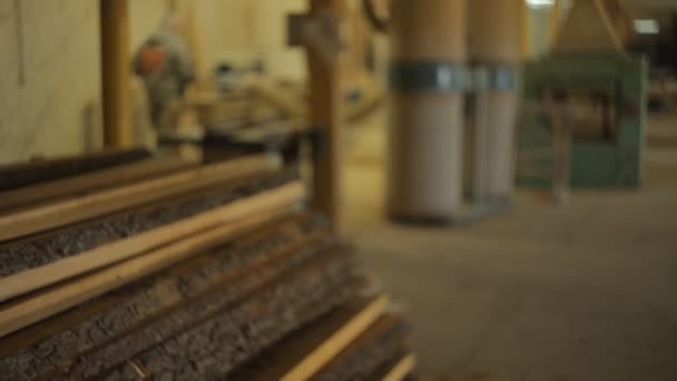 Scierie pour le traitement et la transformation du bois, la fabrication de produits en bois, panneaux, banc de scie à moteur — Video