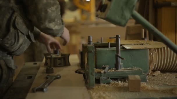 Pracovníci na na pile změnit řezačky stroje lemování a seřízení stroje pro zpracování dřeva, detail — Stock video