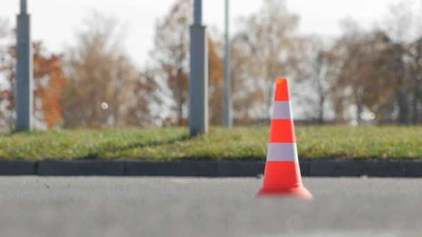 BOBRUISK, BELARUS - 21 OCTOBRE 2018 : Compétition de karting, l'arbitre agitant le drapeau d'arrivée à l'arrivée, ralenti — Video