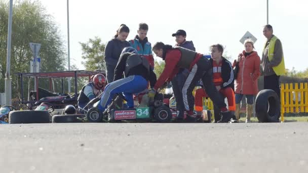 Babrujsk, Wit-Rusland - 21 oktober 2018: Karting competitie, racer krijgt in karting en verdrijft, slow-mo — Stockvideo