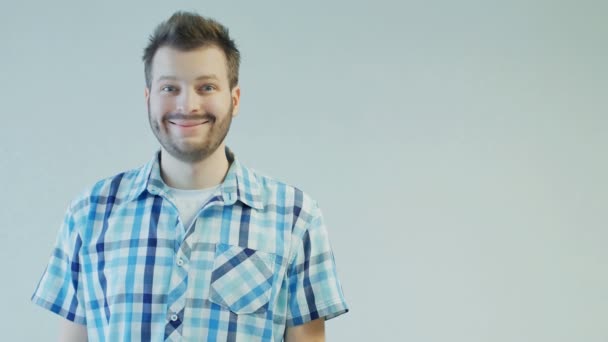 Hombre barbudo feliz menea sus cejas, concepto emoción humana — Vídeos de Stock