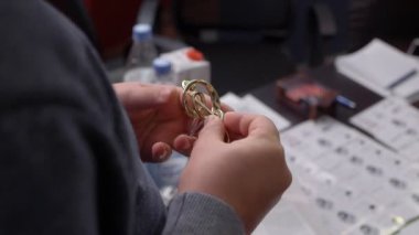 Erkek bir bulmaca ya da zihin-kesici, istihbarat ve düşünme testi toplanır