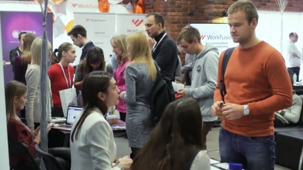 Соискатели общаются с работодателями на ярмарке вакансий в Парке высоких технологий Минск, Белоруссия 11.24.18 — стоковое видео
