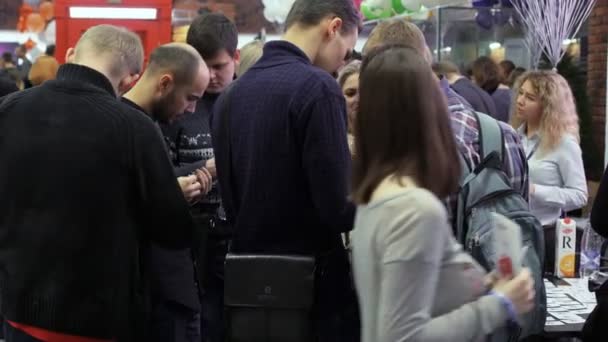 Молодий програмістів спілкуватися з роботодавцем протягом відкритих вакансій ярмарок Hi-Tech парк, Мінськ 11.24.18 — стокове відео
