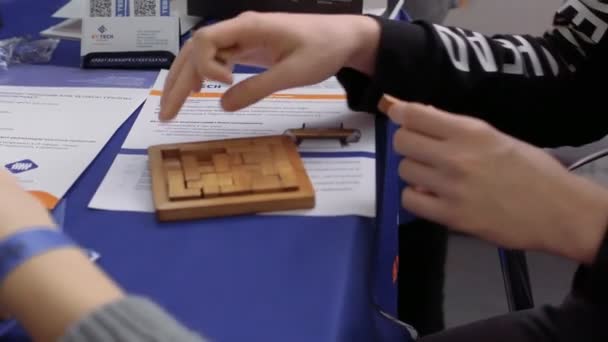 Young programmers trie to assemble a puzzle or mind-breaker in Hi-Tech Park Minsk, BELARUS 11.24.18 — стоковое видео