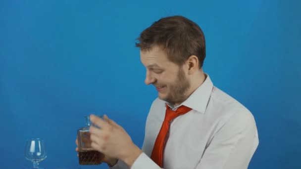 Небритый Бородатый Бизнесмен Нарушением Алкоголя Aud Белый Мужчина Белой Рубашке — стоковое видео