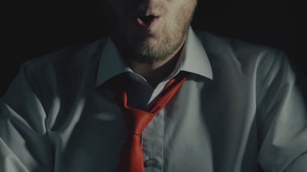Концепция бородатый мужчина флирт рот за рот, эротический намек на сексуальные отношения, опасность СПИДа — стоковое видео