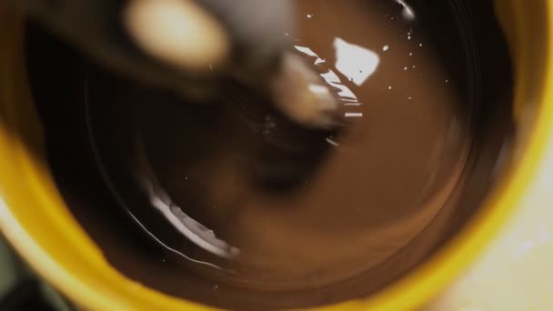 남자 딥 또는 갈색 나무 페인트 또는 염료 색깔에 있는 그의 브러쉬를 sops — 비디오