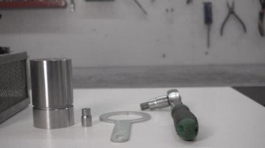 Dsg7 Otomotiv otomatik şanzıman atölyede, hidrolik ünite sökmeye hazırlanıyor