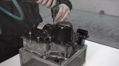 Tamirci yapar bir otomobil otomatik şanzıman Dsg7, söküm robot