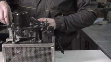 Tamirci bir modern otomatik vites Dsg, yakın çekim, tamir takımı Meclisi gerçekleştirir