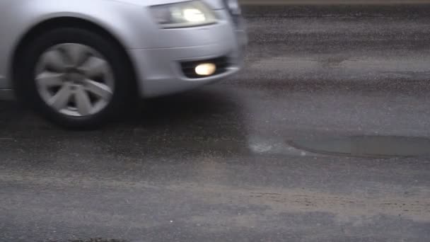 Coches conducir sobre asfalto sucio y húmedo con reactivos, cámara lenta — Vídeos de Stock