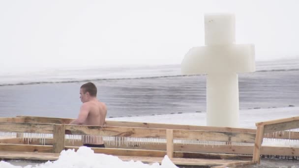 Bobruisk, Bělorusko - 19. ledna 2019: Dovolená křest muži a dívky vykoupat v díře v ledu-v zimě, pomalý pohyb — Stock video