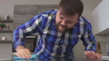 Sakallı şişman adam bir süpürge ile mutfak yıkar, temizlik, yakın çekim, ağır çekim, temizleme yok