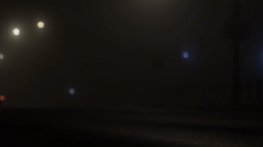 Sisin içinde bir yol ya da gece şehirde, kötü görüş nedeniyle sis pus giderken timelapse arabalar