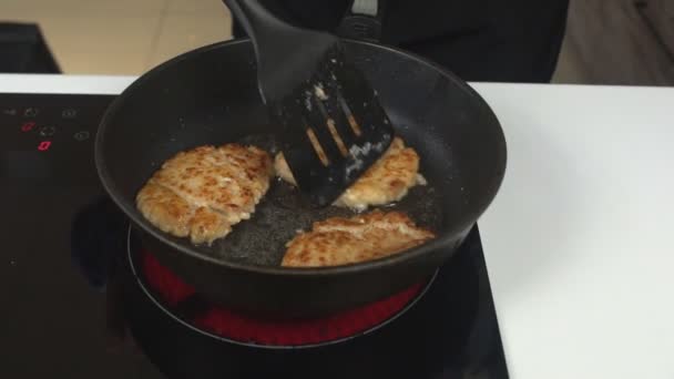 Costeletas de hambúrguer são fritas em uma panela, muita manteiga, close-up, slow mo, preparando — Vídeo de Stock