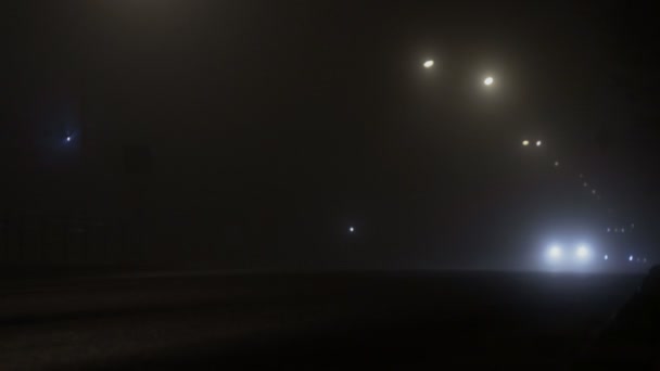 Camión Volvo conducir en una carretera en la niebla por la noche, Bobruisk, Bielorrusia 11.20.18 — Vídeo de stock