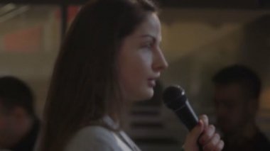 kadın Ceo Hi-Tech Parkı iş inkübatöre Minsk, Beyaz Rusya - 24 Kasım 2018 sunu sırasında gerçekleştirir.