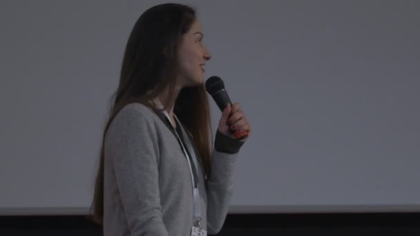 IT manager performe dans l'incubateur d'entreprises de Hi-Tech Park lors d'une conférence à MINSK, BELARUS - 24 NOVEMBRE 2018 — Video
