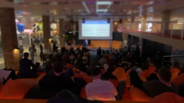 Mannelijke manager spreekt iets aan het publiek tijdens zakelijke seminar of top — Stockvideo