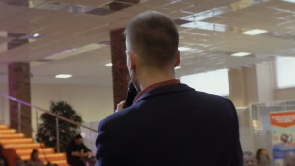 CEO masculino o orador dice algo durante evento de negocios o conferencia — Vídeos de Stock