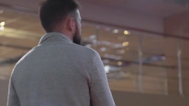 Yönetim Kurulu Başkanı iş olay veya konferans sırasında bir şey söylüyor