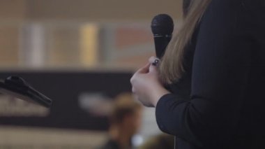 kadın Yöneticisi konferans veya iş ders sırasında bir şey söylüyor