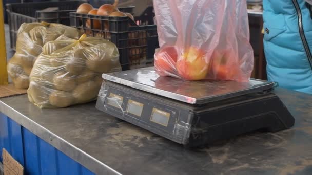 BOBRUISK, BELARUS - 22 de noviembre de 2018 - Un hombre compra manzanas en el mercado, de cerca, lentamente — Vídeos de Stock