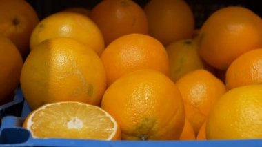 Portakal market, yakın çekim, ağır çekim bir adam seçer