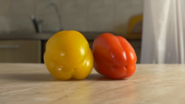 En man ordnar att köpa grönsaker från en väska, tomater, gurka och paprika, närbild, ultrarapid, hem — Stockvideo
