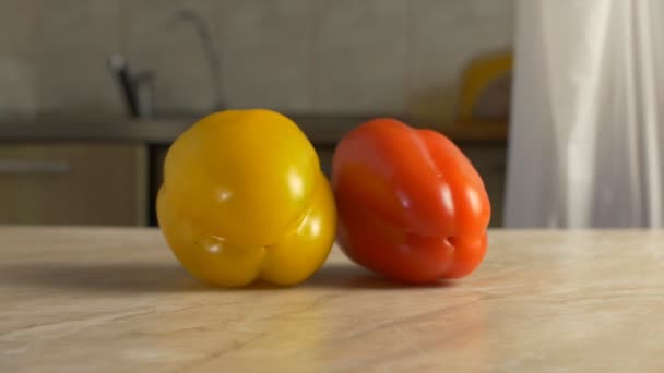 Un hombre arregla la compra de verduras de una bolsa, tomates, pepinos y pimentón, primer plano, cámara lenta, casa — Vídeo de stock