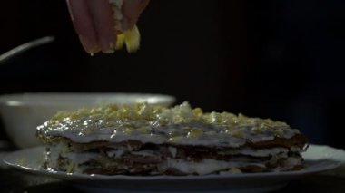 Kız hazırlar karaciğer bir pasta, yakın çekim, karaciğer bir tabak, mayonez smear kek katmanları, yağlı yiyecek, ağır çekim