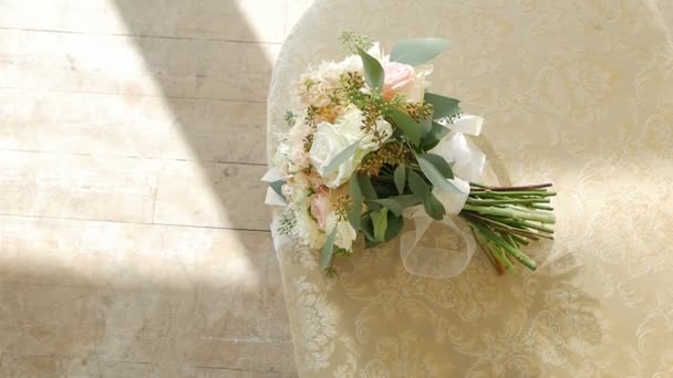 Hermoso ramo de rosas blancas en el estudio, espacio para copiar, ceremonia, cámara lenta — Vídeo de stock