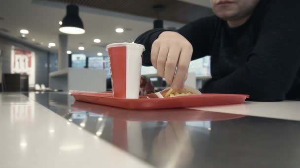 Шкоди Швидкого Харчування Кавказьких Чоловіків Їдять Кафе Свіжі Висококалорійний Фрі — стокове відео