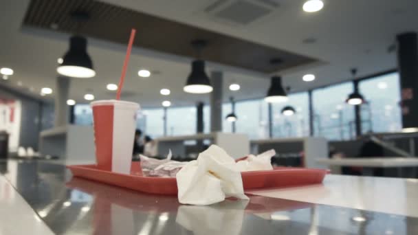 Basura y comida sobrante tumbada en una mesa en un restaurante de comida rápida — Vídeos de Stock