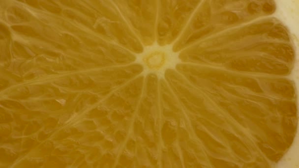 Makro- oder Nahaufnahme halber geschnittener Orangen beim Werfen und Drehen — Stockvideo