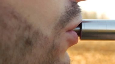 Sakallı adam sigara vape, uyuşuk, elektronik sigara dışında yakın çekim