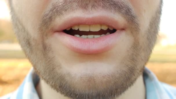 L'homme barbu ouvre la bouche et dit les mots qui disent quelque chose, slow-mo, close-up — Video