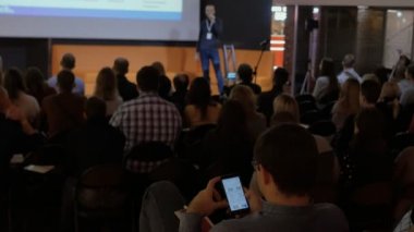 erkek Ceo ya da hoparlör konferans veya iş ders sırasında bir şey söylüyor