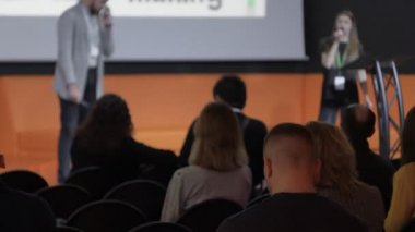 kadın Yöneticisi hedef kitleye bir şey iş seminer ya da zirve sırasında konuşuyor