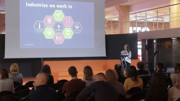 Oradora femenina actúa en la conferencia de negocios de Hi-Tech Park en MINSK, BELARUS - 24 de noviembre de 2018 — Vídeos de Stock