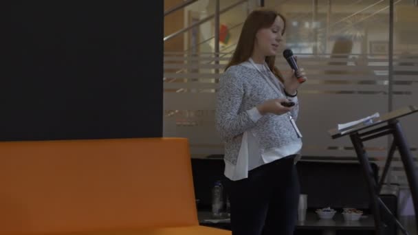 Kadın Yapay Zeka Insan Arasındaki Teknoloji Optimizasyonundan Bahsediyor Yazılım Robotik — Stok video